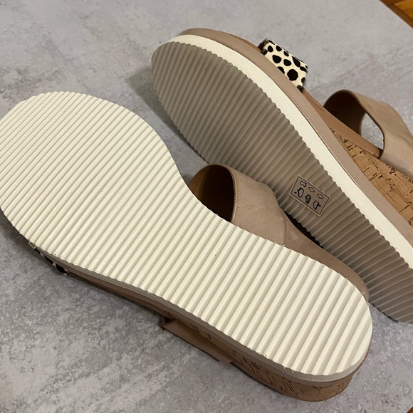 Crevo Animal Print Leather Wedge Sandals in Off-White Size 7 - Picture 7 of 7